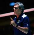 O técnico José Roberto Guimarães no comando da seleção feminina de vôlei.  Foto: Divulgação/FIVB / Estadão Conteúdo