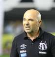 Técnico do Santos, Jorge Sampaoli, durante partida contra o Atlético-MG, pela oitava rodada do Campeonato Brasileiro 2019  Foto: MAURÍCIO DE SOUZA/DIÁRIO DO LITORAL / Estadão
