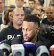 O jogador Neymar deixa a Delegacia de Repressão a Crimes de Informática (DRCI), na Cidade da Polícia, na zona norte do Rio de Janeiro, após prestar depoimento  Foto: Cesar Sales / AM Press & Images / Estadão