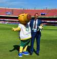 Cafu e o mascote Zizito, da Copa América  Foto: Roberto Casimiro / Estadão