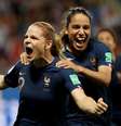 Eugenie Le Sommer comemora o segundo gol da França com Amel Majri  Foto: Eric Gaillard / Reuters