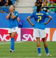 Bia Zaneratto e Andressa Alves lamentam a derrota do Brasil para a Austrália  Foto: Jean-Paul Pelissier / Reuters
