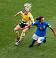 Marta domina a bola em Brasil x Austrália, marcada por Ellie Carpenter  Foto: Eric Gaillard / Reuters