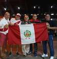 Johnny Gamboa e Christian Cervantes (à esqueda) e Juan Savedra entre outros dois peruanos  Foto: Lucas Baldez / Terra