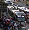 Ônibus partem lotados em consequência da paralisação de funcionários na Estação Corinthians-Itaquera do Metrô, na zona leste de São Paulo  Foto: Peter Leone/O Fotográfico / Estadão