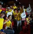 Lorena, de 8 anos, ao lado do pai, Tiago Amor, e Felipe Freitas, com guaraná na mão, apostam em Philippe Coutinho para craque da Copa América. O grupo veio de Bauru, interior de São Paulo, para o jogo de estreia do Brasil  Foto: Lucas Baldez / Terra