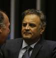 O Senador Fernando Bezerra (MDB-PE) conversa com o deputado Aécio Neves (PSDB-MG) durante sessão do Congresso Nacional, em prol da aprovação do PLN 4, projeto de lei do Congresso que trata do crédito suplementar de R$ 248 milhões para despesas da União, em Brasília (DF), nesta terça-feira (11). A não aprovação da matéria pelo Congresso deve inviabilizar o lançamento do Plano Safra 2019/20 que estava previsto para a quarta-feira, 12.  Foto: Dida Sampaio / Estadão