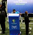 Árbitro Julio Bascunan analisa lance no VAR durante jogo Brasil x Venezuela
18/06/2019
REUTERS/Luisa Gonzalez  Foto: Reuters