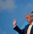 Presidente dos Estados Unidos, Donald Trump, acena ao desembarcar do avião presidencial Air Force One. 19/6/2019. REUTERS/Carlos Barria   Foto: Reuters