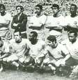 Os jogadores da Seleção Brasileira em pé (da esquerda para direita): Carlos Alberto Torres, Brito, o goleiro Félix, Wilson Piazza, Clodoaldo e Everaldo; agachados: o massagista Mário Américo, Jairzinho, Gérson, Tostão, Pelé, Rivellino e o massagista Nocaute Jack, antes da partida contra a Itália, válida pela final da Copa do Mundo de 1970  Foto: Gazeta Press
