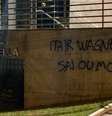 Pichação na sede do clube do Cruzeiro contra Itair Machado e Wagner Pires de Sá.  Foto: Reprodução/Twitter / Estadão Conteúdo