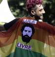 Manifestantes fazem ato em apoio à "Lula Livre"; durante a 23 Parada do Orgulho Gay na Avenida Paulista, região central de São Paulo,  neste  domingo (23).   Foto: BRUNO ROCHA/FOTOARENA / Estadão Conteúdo