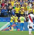 Na Arena Corinthians, torcida brasileira comemora gol de Roberto Firmino contra o Peru  Foto: Henry Romero / Reuters