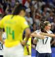 Francesa Amandine Henry comemora com companheiras a vitória da França sobre o Brasil nas oitavas de final da Copa feminina  Foto: Lucy Nicholson / Reuters