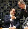 Rodrigo Maia cumprimenta Samuel Moreira antes de anúncio de pontos do relatório da reforma.  Foto: Fabio Rodrigues Pozzebom/Agência Brasil -12/6/2019 / Estadão