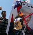Manifestantes palestinos queimam retrato do presidente dos EUA, Donald Trump, durante protesto na Faixa de Gaza  Foto: Ibraheem Abu Mustafa / Reuters