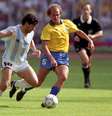 O jogador argentino de futebol, Diego Maradona (e), disputa bola com o jogador brasileiro Alemão (Ricardo Rogério de Brito), durante partida válida pela segunda rodada da Copa do Mundo de 1990, em Turim, na Itália. A Argentina derrotou o Brasil por 1 a 0.  Foto: MARK LENNIHAN/ ASSOCIATED PRESS / Estadão