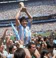 Maradona levanta troféu da Copa do Mundo de 1986, no México  Foto: Carlos Fumagalli/Associated Press / via Estadão Conteúdo