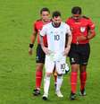 Messi conversa com trio de arbitragem de jogo Brasil x Argentina, no Mineirão  Foto: Pilar Olivares / Reuters