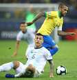 Daniel Alves dribla Leandro Paredes na partida contra a Argentina pelas semifinais da Copa América 2019, no Estádio Mineirão  Foto: HEULER ANDREY/DIA ESPORTIVO / Estadão Conteúdo