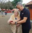 Tite ajuda aposentada a tirar foto  Foto: Silvio Alves Barsetti