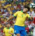 Marquinhos e Farfan disputam bola aérea na goleada da Seleção Brasileira sobre o Peru pela Copa América  Foto: Henry Romero / Reuters