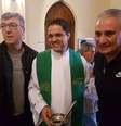 Tite recebeu a benção do padre Fabiano Mota, da Paróquia Santa Tereza, no centro de Teresópolis, na manhã desta sexta  Foto: Silvio Barsetti / Especial para Terra