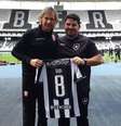 Botafogo entrega camisa personalizada de Didi para Ricardo Gareca  Foto: Botafogo/Twitter / Estadão
