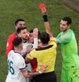 Messi vê cartão vermelho após lance com Medel  Foto: Ueslei Marcelino / Reuters
