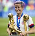 Megan Rapinoe dos Estados Unidos com a Copa do Mundo, Bota de Ouro e bola de ouro após Estados Unidos ganhar Final da Copa do Mundo de Futebol femenina 2019, 2-0, contra Holanda, realizada no Estádio de Lyon, em Lyon, França  Foto: Richard Callis / Fotoarena / Estadão