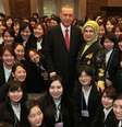 Erdogan e sua esposa, Emine, durante visita a uma universidade exclusiva para mulheres no Japão   Foto: DW / Deutsche Welle