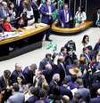Deputados a favor da reforma agitaram bandeirinhas do Brasil durante a votação  Foto: Câmara dos Deputados / BBC News Brasil