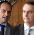 O deputado Eduardo Bolsonaro e seu pai, o presidente Jair Bolsonaro  Foto: EPA/Joedson Alves / BBC News Brasil