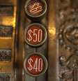 Também conhecido como sinal ou símbolo de dólar, o cifrão hoje é relacionado ao consumismo e à mercantilização  Foto: Getty Images / BBC News Brasil