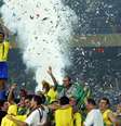 Cafu levanta a taça da Copa do Mundo de 2002, conquistada pelo Brasil na Coreia do Sul e no Japão  Foto: Alaor Filho / Estadão