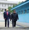 Presidente dos EUA, Donald Trump, e líder da Coreia do Norte, Kim Jong Un, na fronteira entre as Coreias
30/06/2019
KCNA via REUTERS  Foto: Reuters