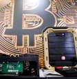 Computador minerando é mostrado na frente de logotipo do bitcoin durante exposição emTaipei, Taiwan. 5/6/2018. REUTERS/Tyrone Siu  Foto: Reuters