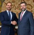 Eduardo Bolsonaro e Ernesto Araújo no gabinete do chanceler no Palácio do Itamaraty, em Brasília  Foto: Arthur Max/MRE / BBC News Brasil