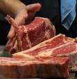 Pedaços de carne em preparação para churrasco  Foto: Reuters