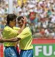 Após o gol, Bebeto agradece Romário pelo passe perfeito que resultou no único gol da vitória da Seleção Brasileira sobre a seleção dos Estados Unidos  Foto: Fábio M. Salles / Estadão
