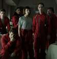 Pedro Alonso, Paco Tous, Alba Flores, Úrsula Corberó, Darko Peric, Miguel Herrán, Jaime Lorente, e Joseph Whimms em 'A Casa de Papel' (2017)  Foto: IMDB / Reprodução