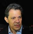 O ex-prefeito de São Paulo, Fernando Haddad (PT)concede entrevista após deixar o prédio da Superintendência Regional da Polícia Federal do Paraná, em Curitiba, onde está preso o ex-presidente da República, Luiz Inácio Lula da Silva  Foto: Ernani Ogata / Código19 / Estadão