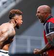 Marinho, autor do gol santista, e o técnico Sampaoli vibram na vitória sobre o Botafogo, no estádio Nilton Santos neste domingo (21/07)  Foto: RUDY TRINDADE/FRAMEPHOTO / Estadão Conteúdo