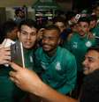 O jogador Felipe Pires, da SE Palmeiras, durante desembarque, no Aeroporto de Fortaleza  Foto: Cesar Greco / Fotoarena/Estadão Conteúdo