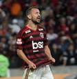 Éverton Ribeiro, do Flamengo, lamenta pênalti perdido em partida contra o Athletico Paranaense, válida pelas quartas de final da Copa do Brasil 2019, no Estádio Maracanã, na zona norte do Rio de Janeiro  Foto: Alexandre Durão / Código19 / Estadão