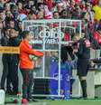 O árbitro Rafael Traci checa lance no VAR durante partida entre Internacional e Palmeiras, válida pelas quartas de final da Copa do Brasil 2019, no Estádio Beira-Rio, em Porto Alegre  Foto: Max Peixoto / Dia Esportivo / Estadão Conteúdo