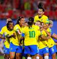 Jogadoras da Seleção comemoram gol contra a Itália na Copa do Mundo de 2019  Foto: Phil Noble / Reuters