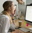 Mulher com sonolência durante o expediente - Foto: Shutterstock  Foto: Foto: Shutterstock / Minha Vida
