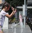 Menina brinca com cachorro em fonte em dia quente em Bruxelas, na Bélgica
24/05/2019
REUTERS/Yves Herman   Foto: Reuters