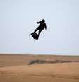 Inventor francês Franky Zapata faz voo de teste em plataforma voadora antes de tentar atravessar o Canal da Mancha
REUTERS/Pascal Rossignol  Foto: Reuters